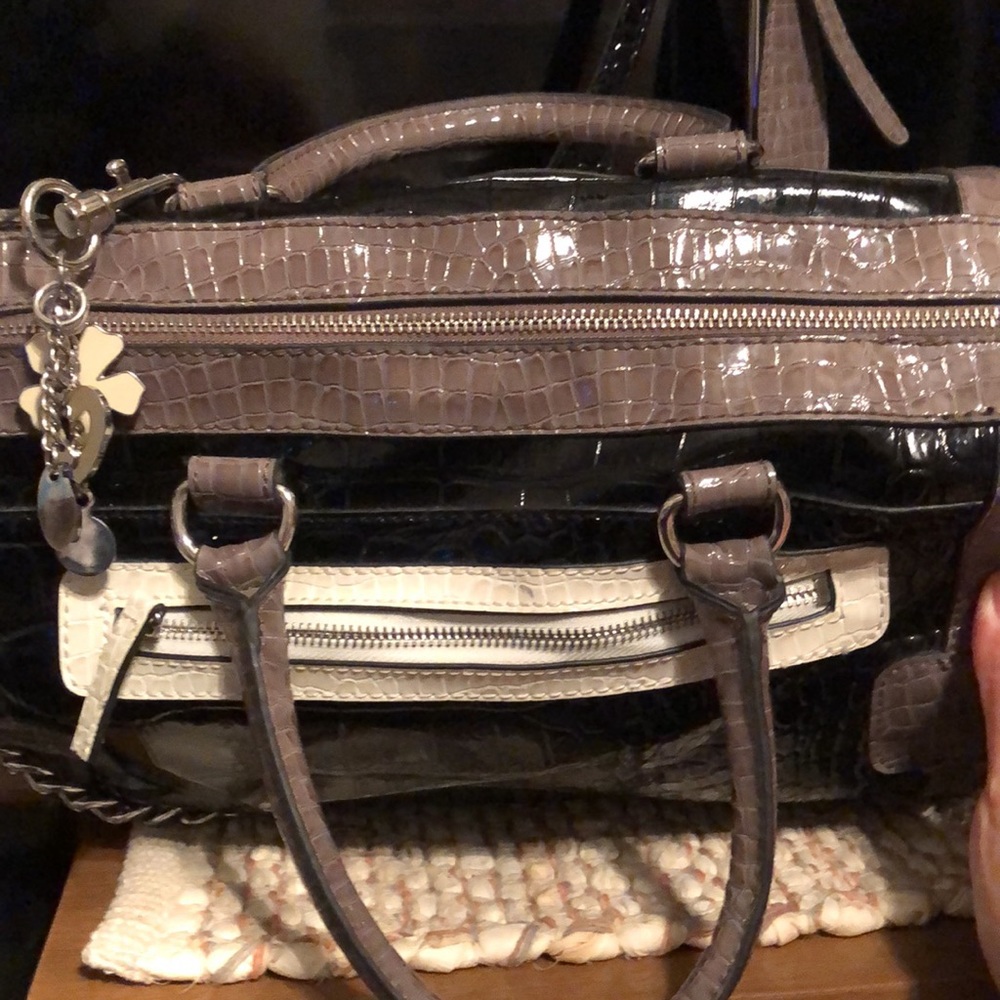 Guess - Picture 10 of 10